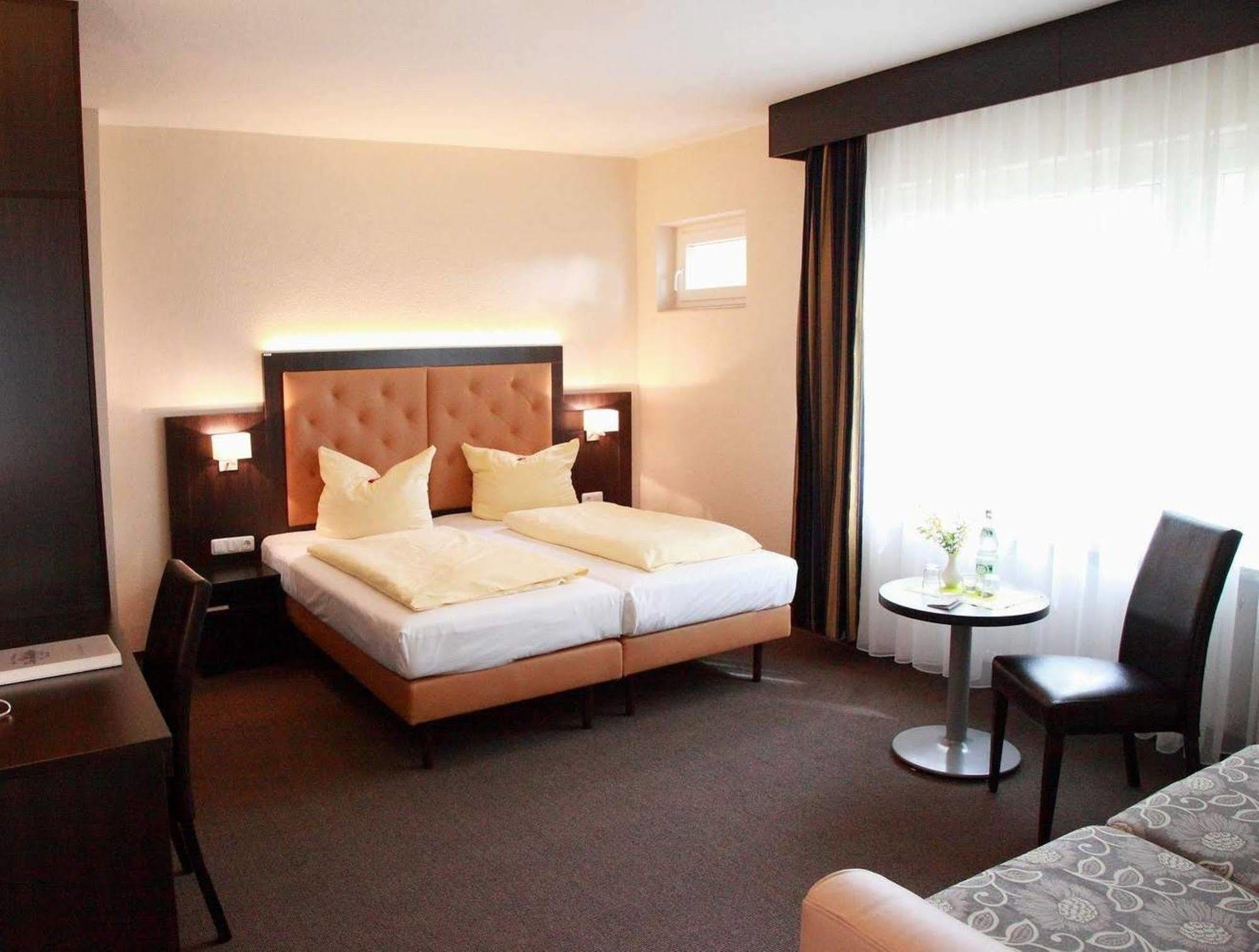Hotel Zur Heidebluete Hambuhren ภายนอก รูปภาพ