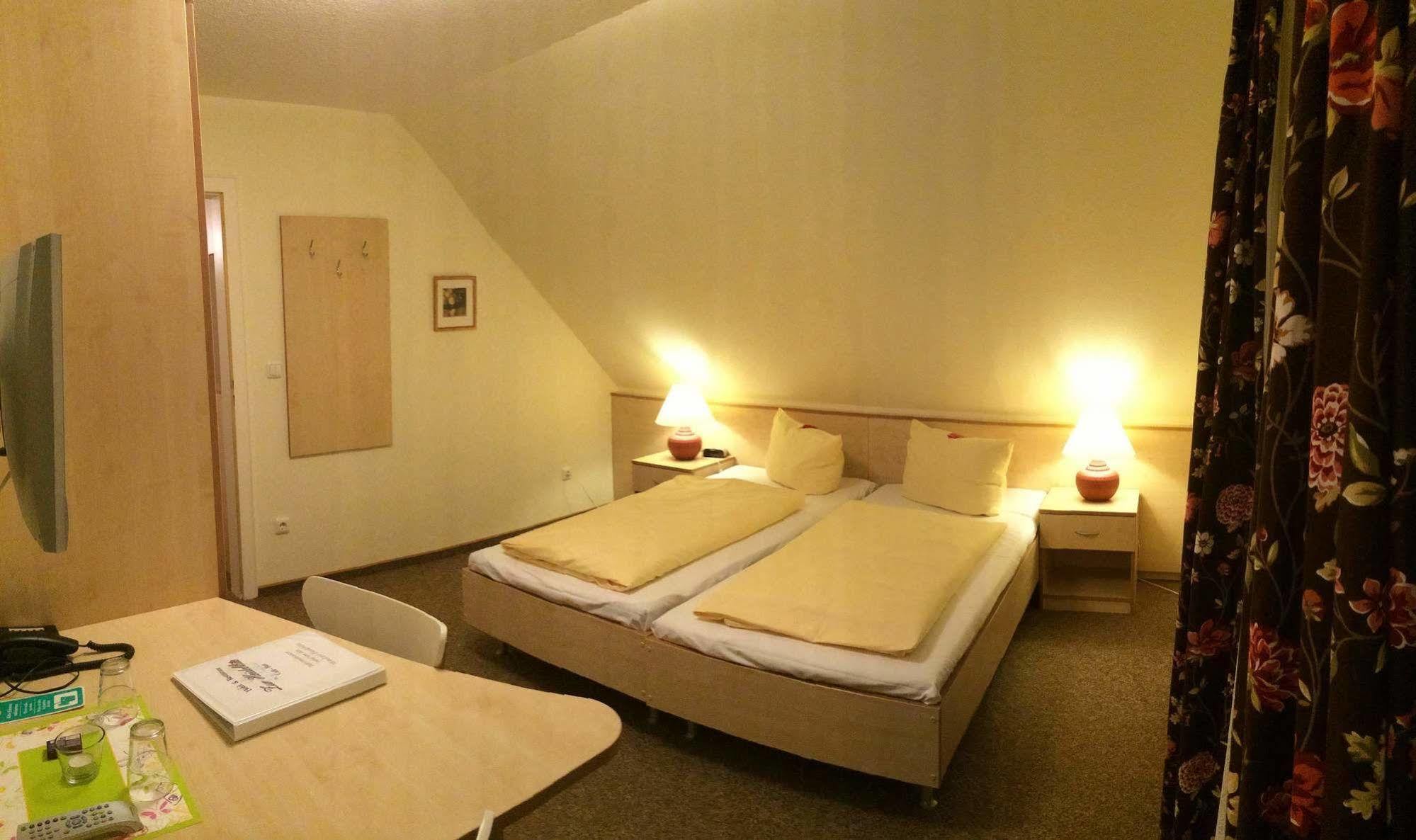Hotel Zur Heidebluete Hambuhren ภายนอก รูปภาพ