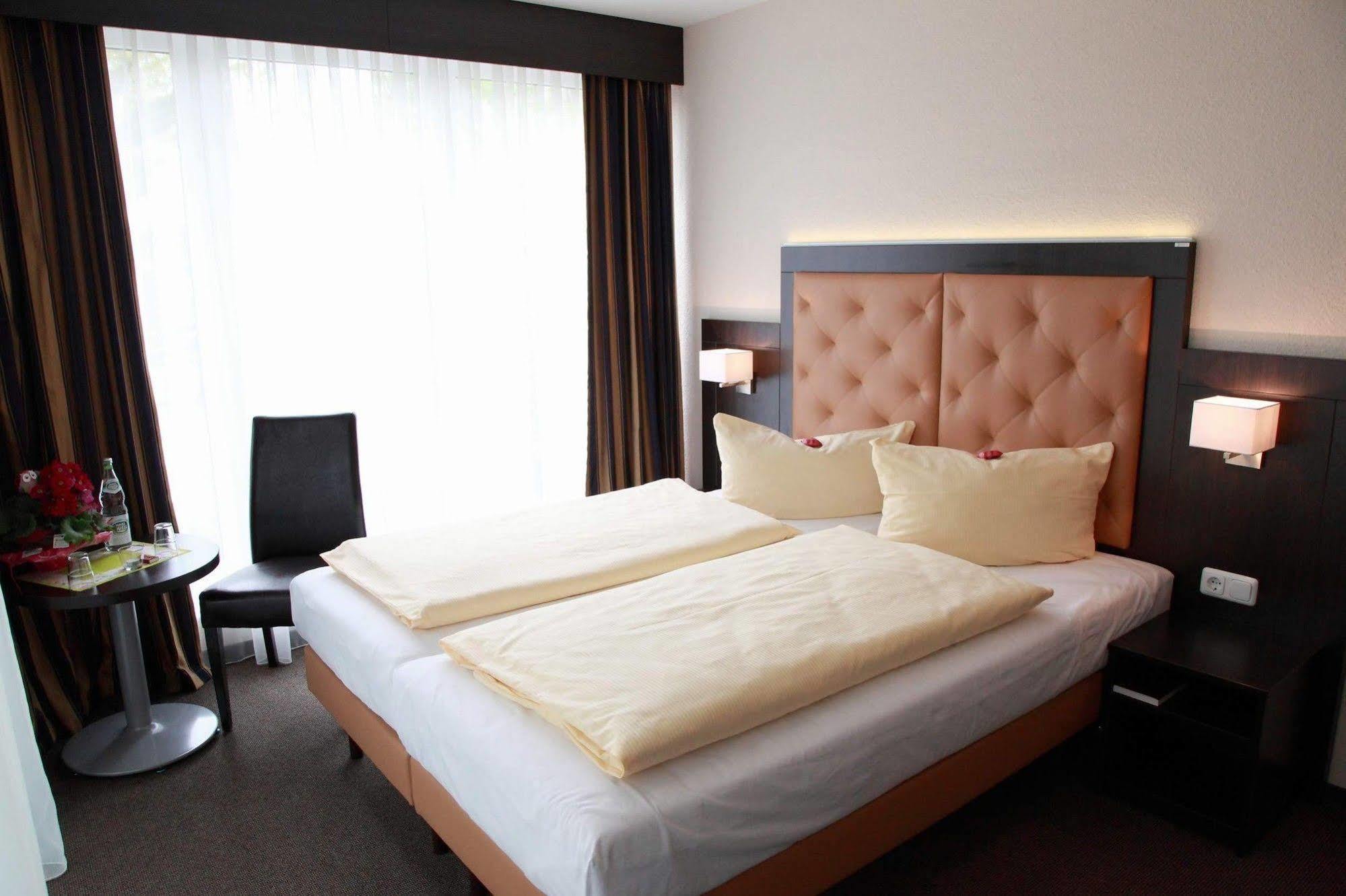 Hotel Zur Heidebluete Hambuhren ภายนอก รูปภาพ