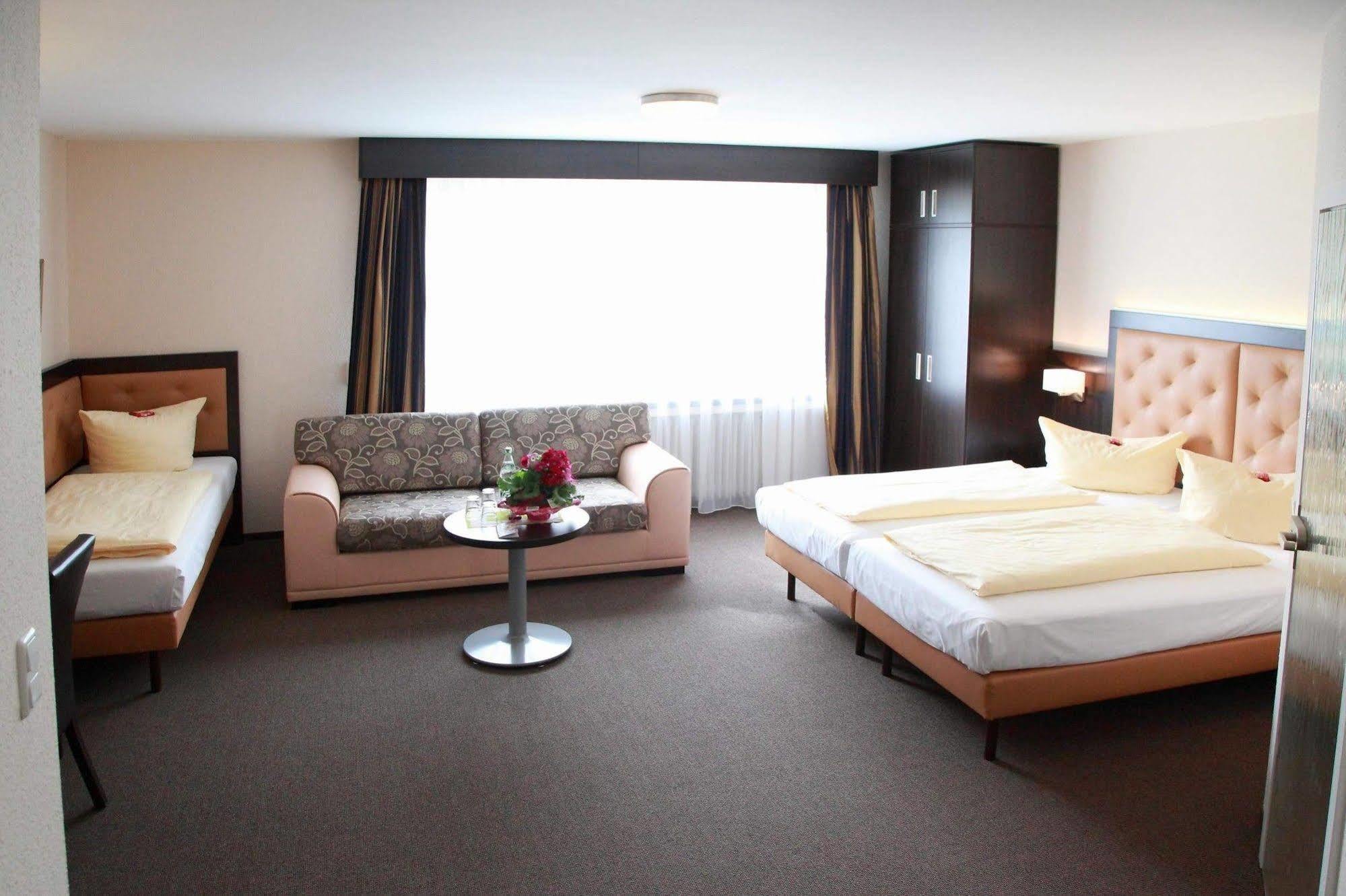 Hotel Zur Heidebluete Hambuhren ภายนอก รูปภาพ